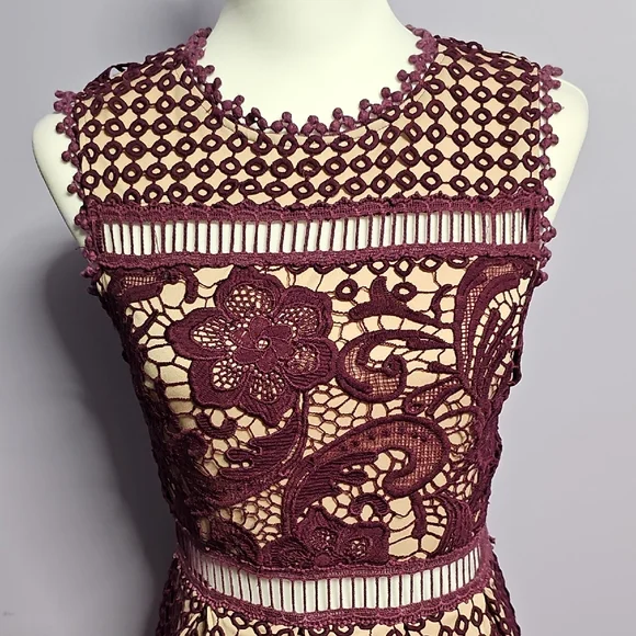 LA ROPERIA Pleated Cream w/Maroon Crochet Overlay Midi Dress - Picture 4 of 10